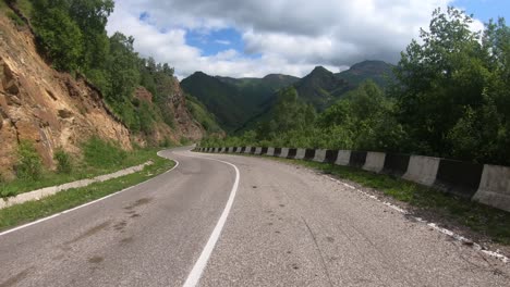un coche conduciendo en una carretera serpenteante
