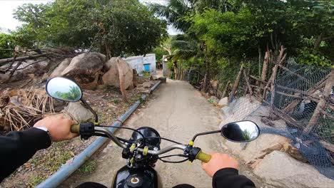 Toma-Pov-De-Un-Hombre-Conduciendo-Una-Moto-En-Un-Sendero-Estrecho-En-El-área-De-Vivienda-Local-De-Vietnam