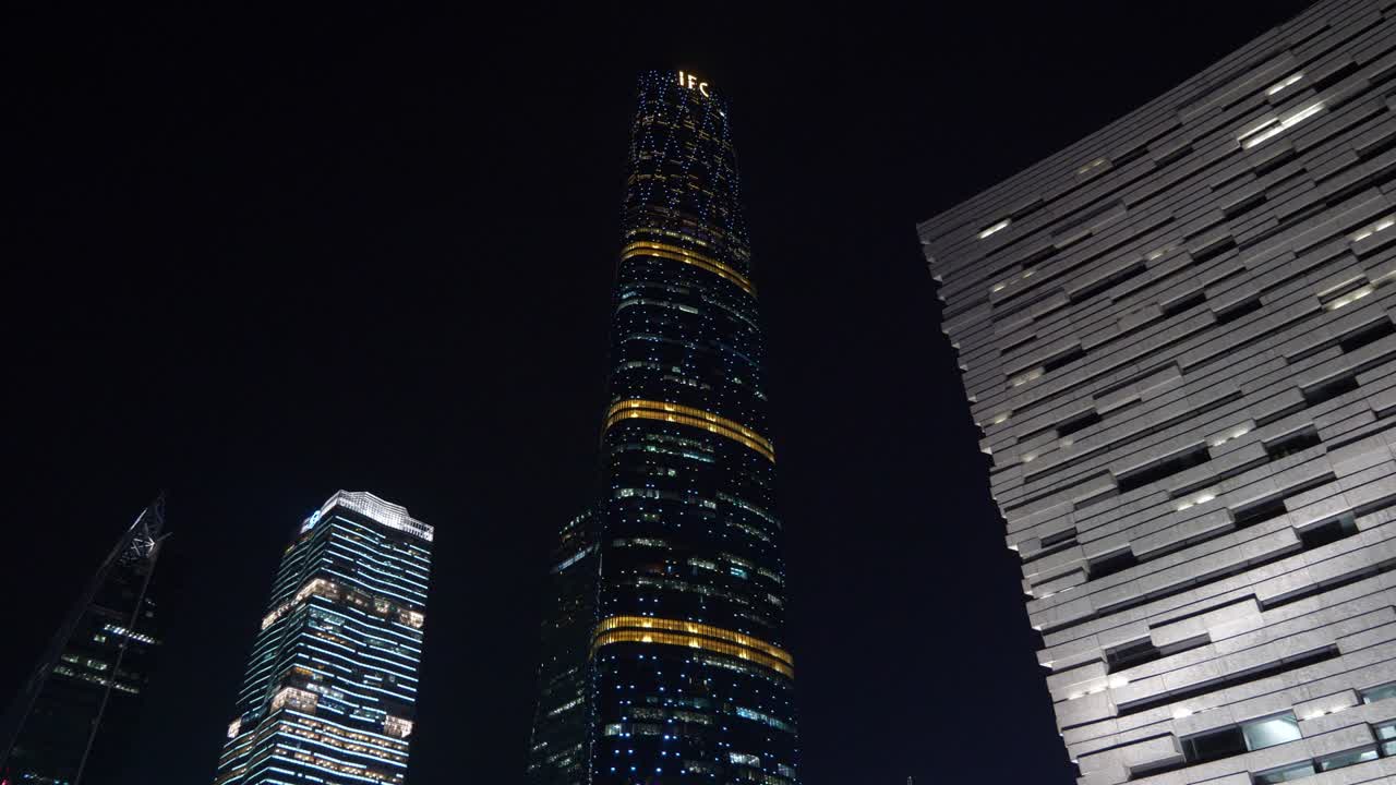 noite iluminada cidade de guangzhou centro famoso arranha-céus em cima vista 4k china