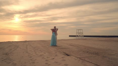 Paar-Genießt-Den-Sonnenuntergang-Am-Meeresstrand.-Glückliches-Paar-Am-Strand.-Liebespaar