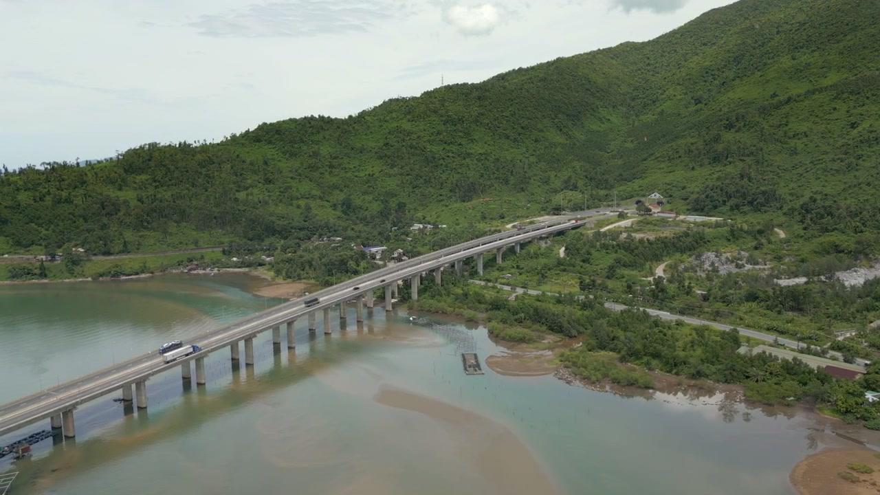 Lối ra đường cao tốc Đèo Hải Vân gần Lăng Cô ở miền Trung Việt Nam, quay bằng drone 4K 60FPS
