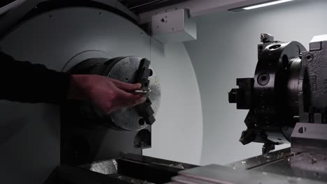una pieza de metal siendo reemplazada en una máquina cnc