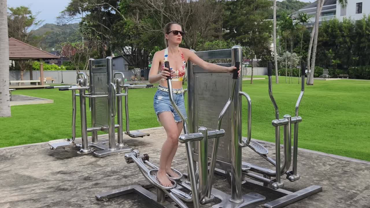 mujer haciendo ejercicio al aire libre con equipos de gimnasia al aire libre