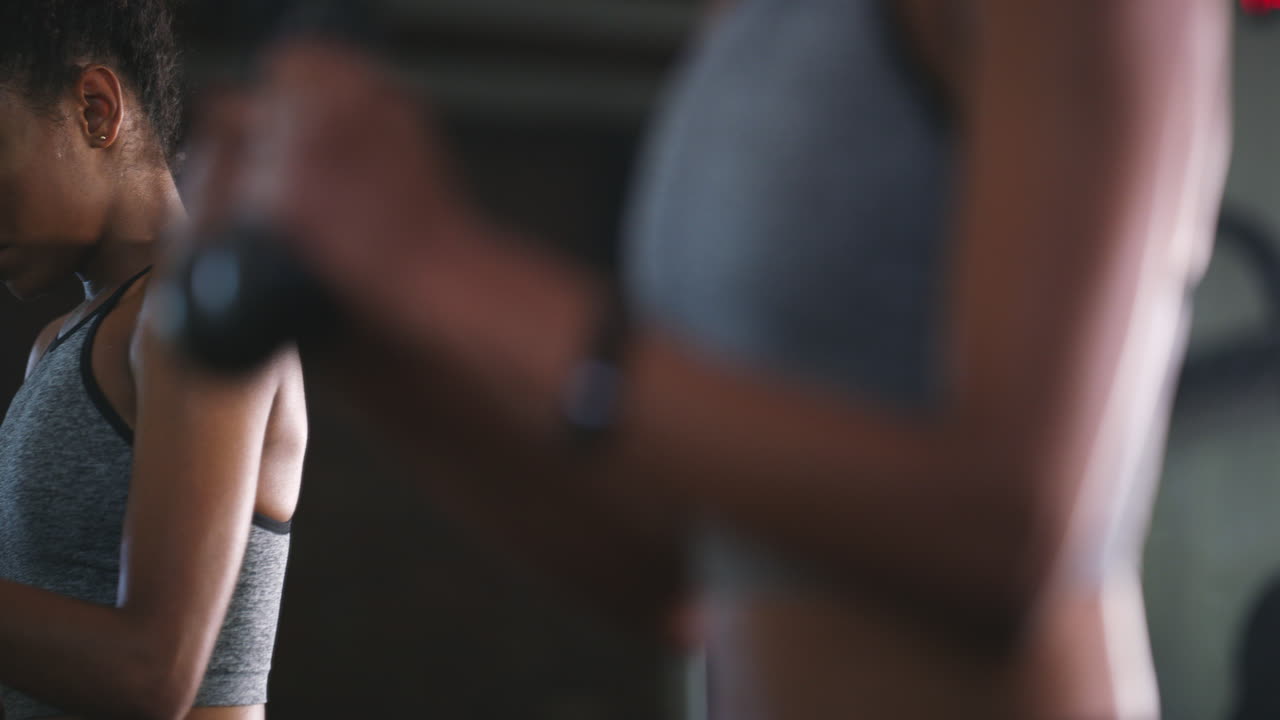 imágenes de 4k de una mujer joven trabajando en el gimnasio