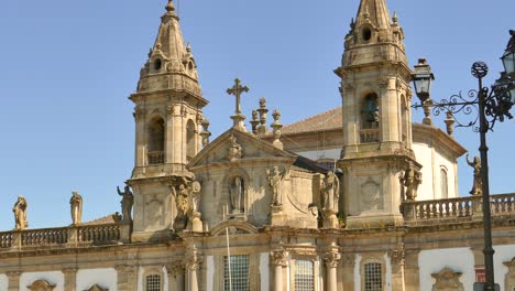 Skulpturen-Der-Kirche-Von-São-Marcos,-Largo-Carlos-Amarante-Platz-In-Braga,-Portugal