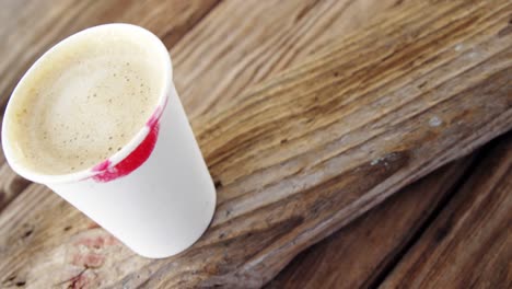 Marca-De-Lápiz-Labial-En-Una-Taza-De-Café-Desechable