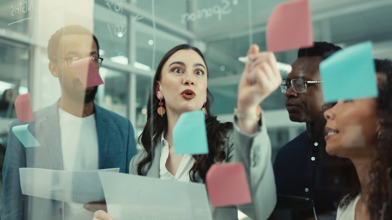 escritura, notas y personas con vidrio