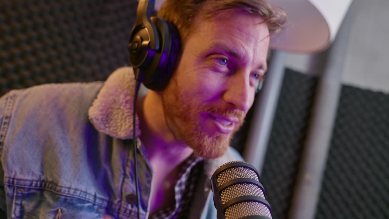 anfitrión de podcast o ingeniero de sonido cuenta atrás tres dos uno antes de comenzar el programa de radio y para hablar con el micrófono. cabina de audio para la grabación de sonido. joven productor o creador de contenido contando hacia atrás con la mano