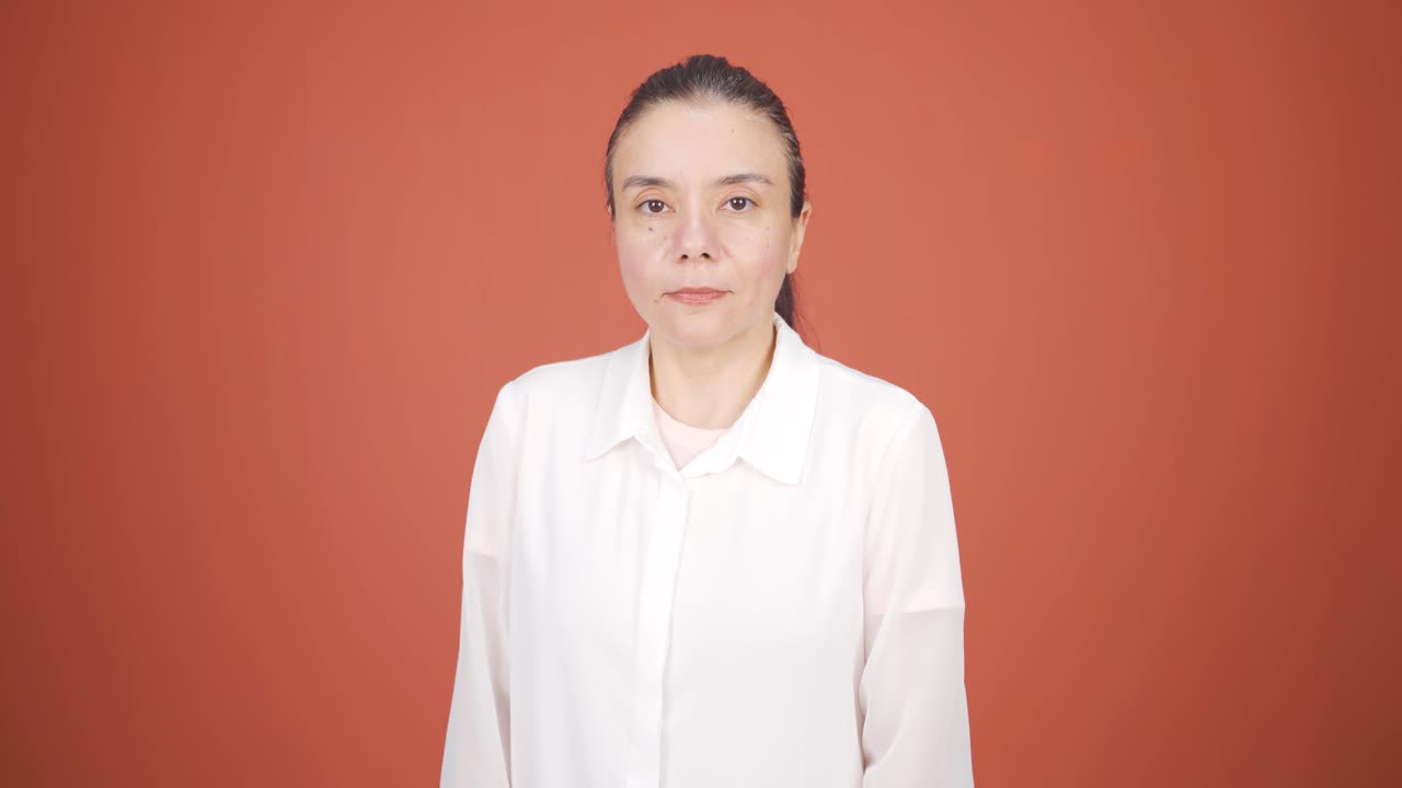 둔한 표정으로 카메라를 보는 여자.