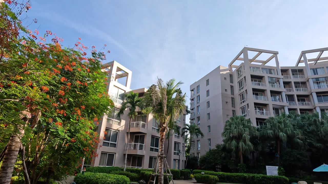 변화하는 하늘을 가진 건물의 타임 라프스