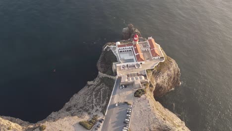 Leuchtturm-Und-Kloster-Mit-Blick-Auf-Den-Atlantik,-Cabo-De-Sao-Vicente,-Sagres,-Algarve