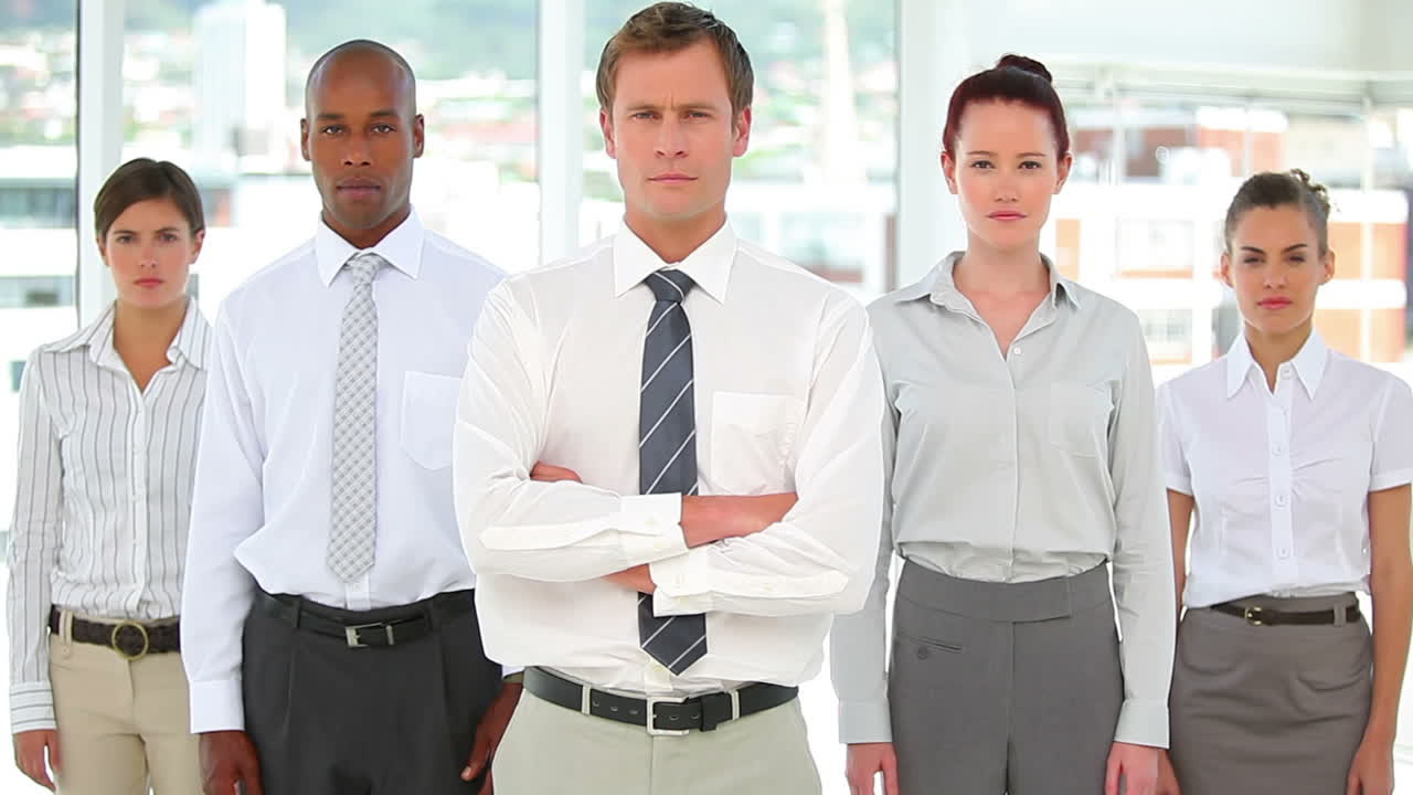 equipo de negocios de pie juntos