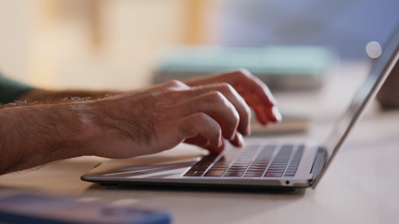 Hænder, der skriver på et laptop tastatur