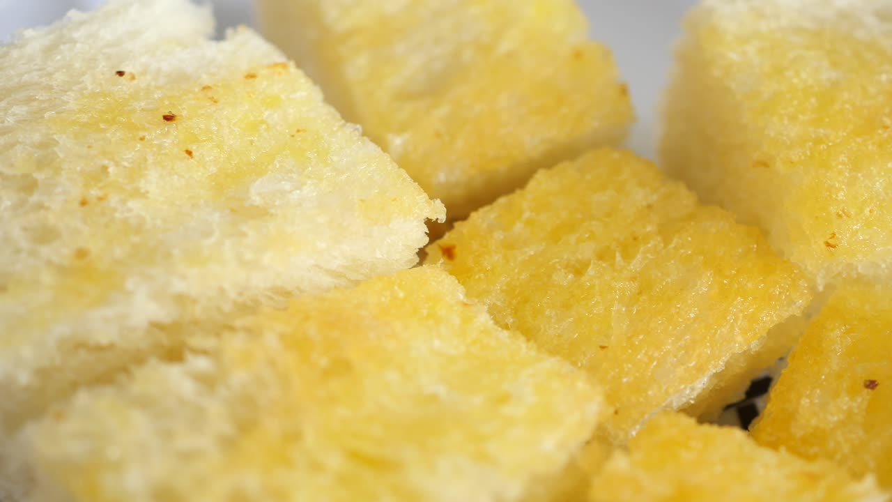 cubos de pan de ajo crujientes