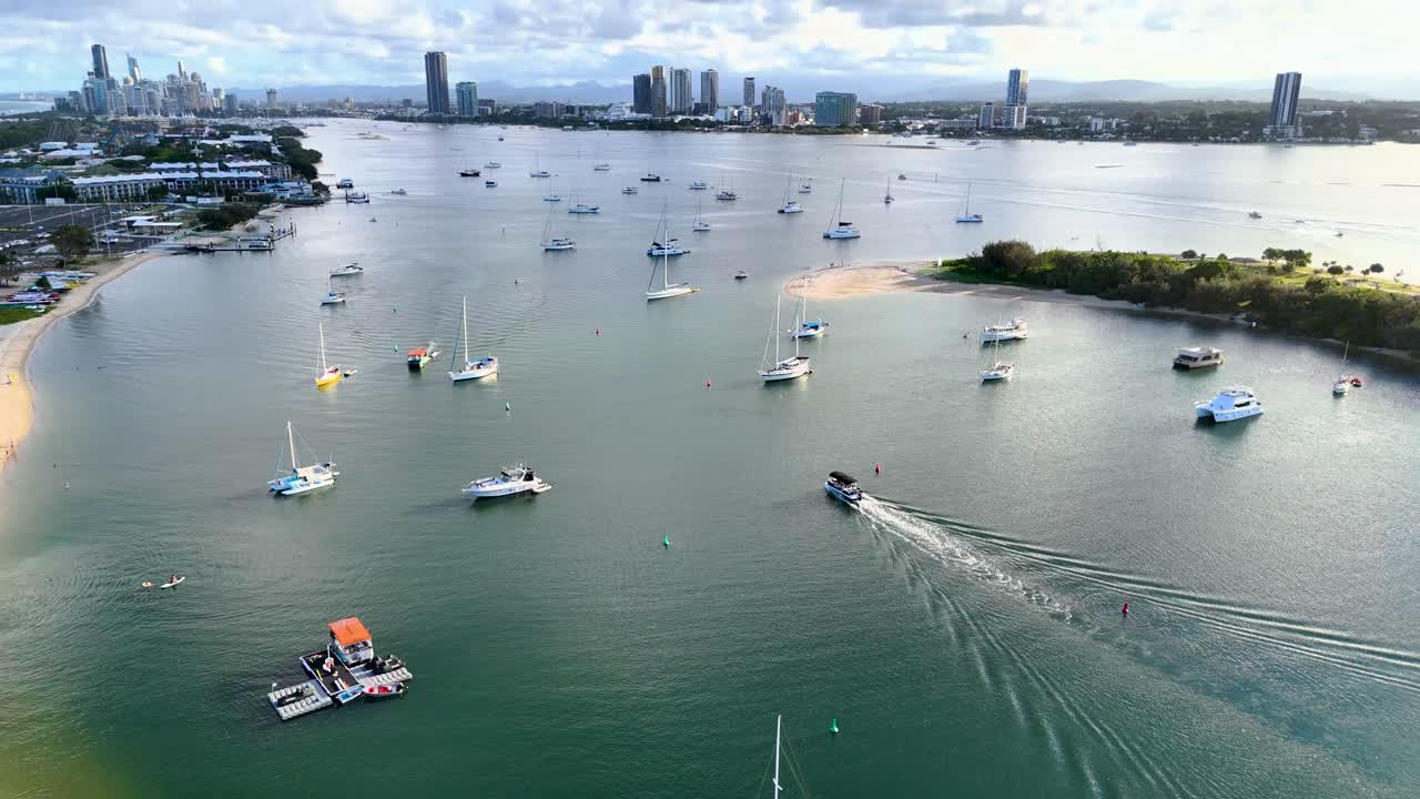 보트와 요트는 골드 코스트 해역을 항해합니다.