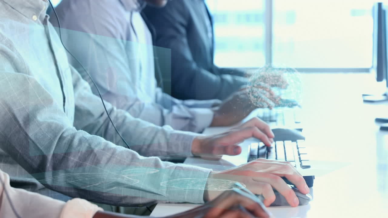 컴퓨터로 일하는 다양한 남성 컨설턴트에 대한 데이터를 가진 디지털 화면의 애니메이션