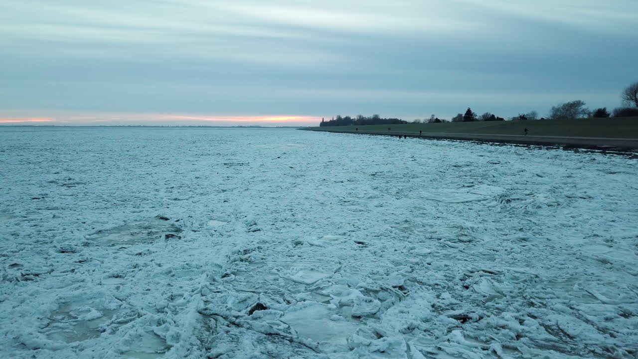 беспилотник над снежным пейзажем на фоне облачного заката