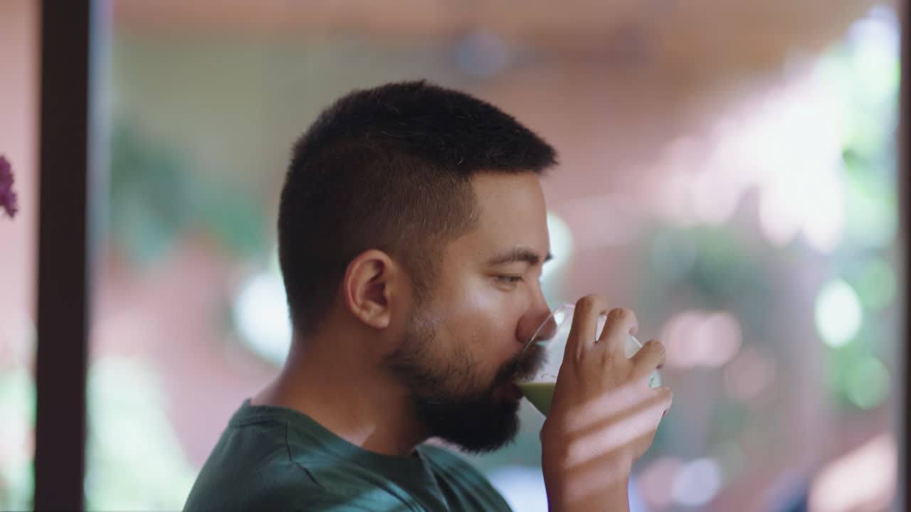 음료를 마시는 남자