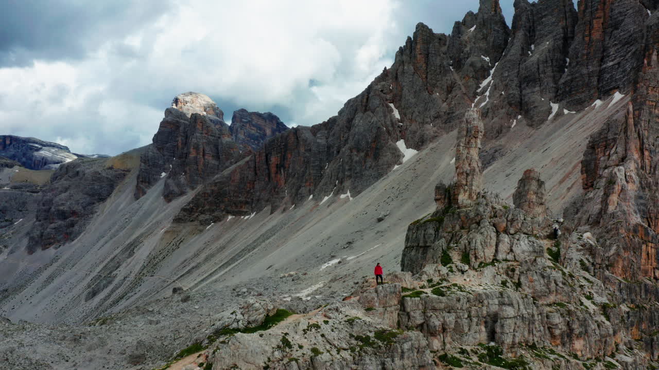 el hombre está solo en el paisaje de la dolomita escarpada, italia
