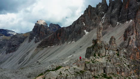 El-Hombre-Está-Solo-En-El-Paisaje-De-La-Dolomita-Escarpada,-Italia