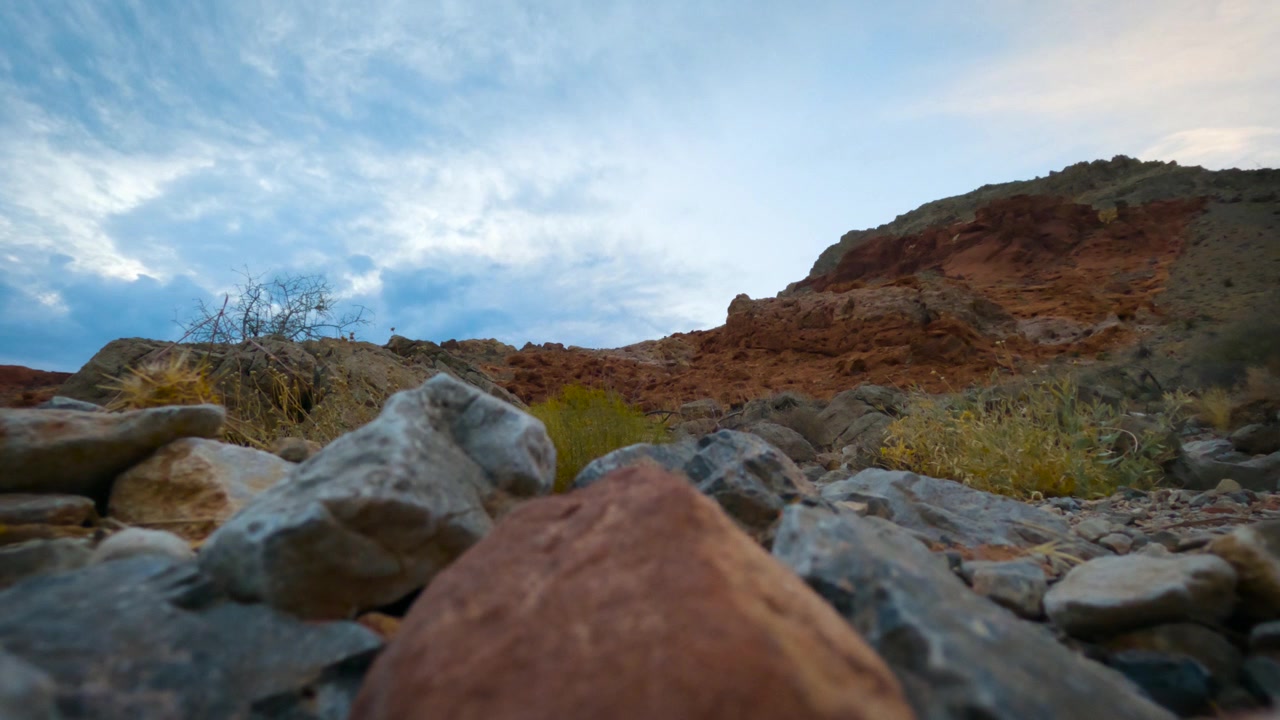 Onde di nuvole sulle Red Rocks del Nevada in time lapse.
