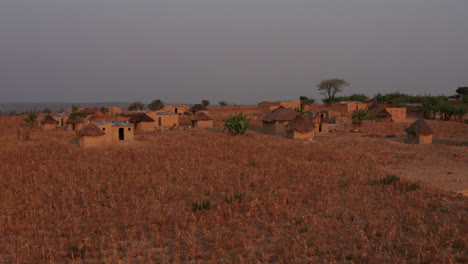 Viajando-Frente-En-Un-Pequeño-Pueblo-Africano,-Angola-6