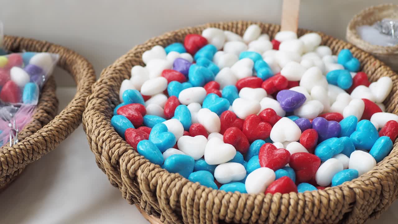 바구니에 심장 모양의 다양한 비누