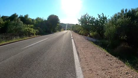 Ciclismo-Cuesta-Abajo-En-El-Paisaje-Mediterráneo,-Placa-De-Bicicleta