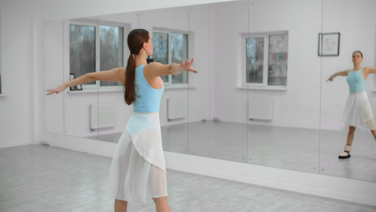스튜디오에서 연습하는 발레 댄서