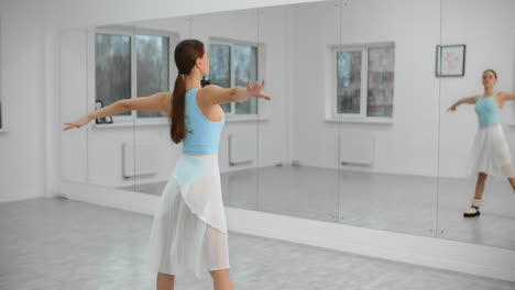 bailarín de ballet practicando en el estudio