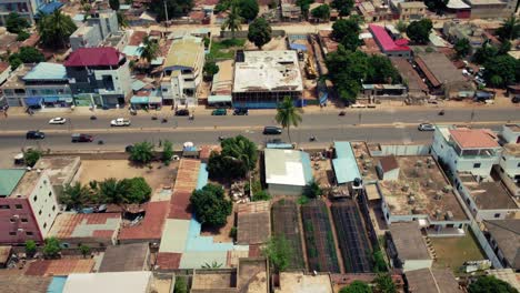 Vista-Aérea-Cinematográfica-De-Arriba-Hacia-Abajo-Del-Tráfico-Vial-Del-Vecindario-De-La-Ciudad-Africana,-Lomé,-áfrica-Occidental