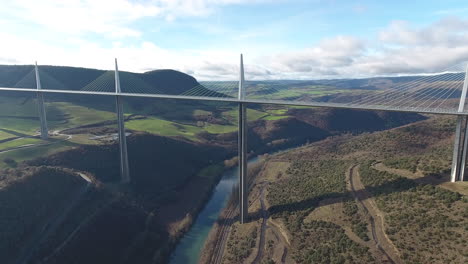 Flug-über-Das-Millau-Viadukt-Mit-Einer-Drohne,-Höchste-Schrägseilbrücke,-343-M