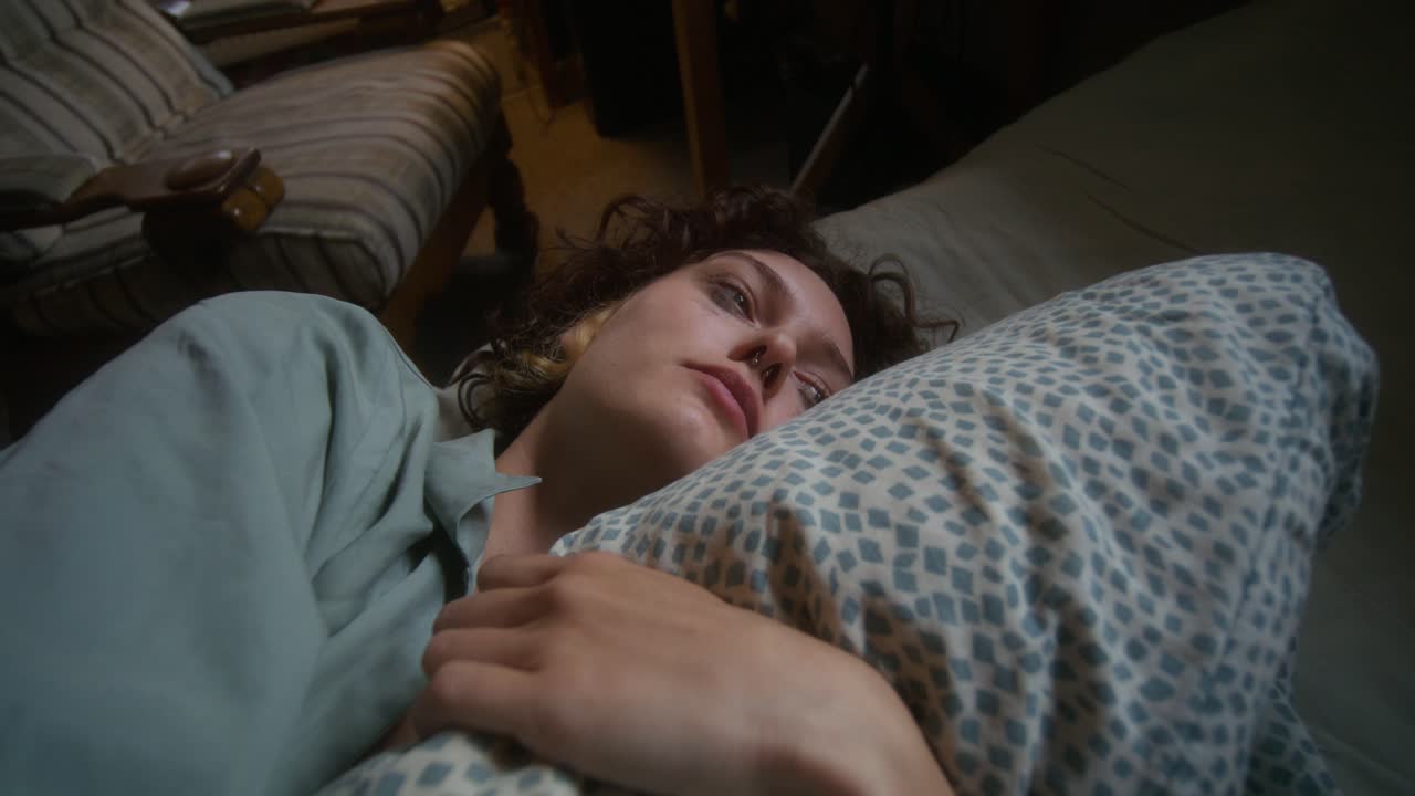 침대에 누워있는 여자