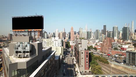 dolly drone disparó desde nueva york en un día de verano perfectamente claro en una calle con el horizonte de nueva york como telón de fondo