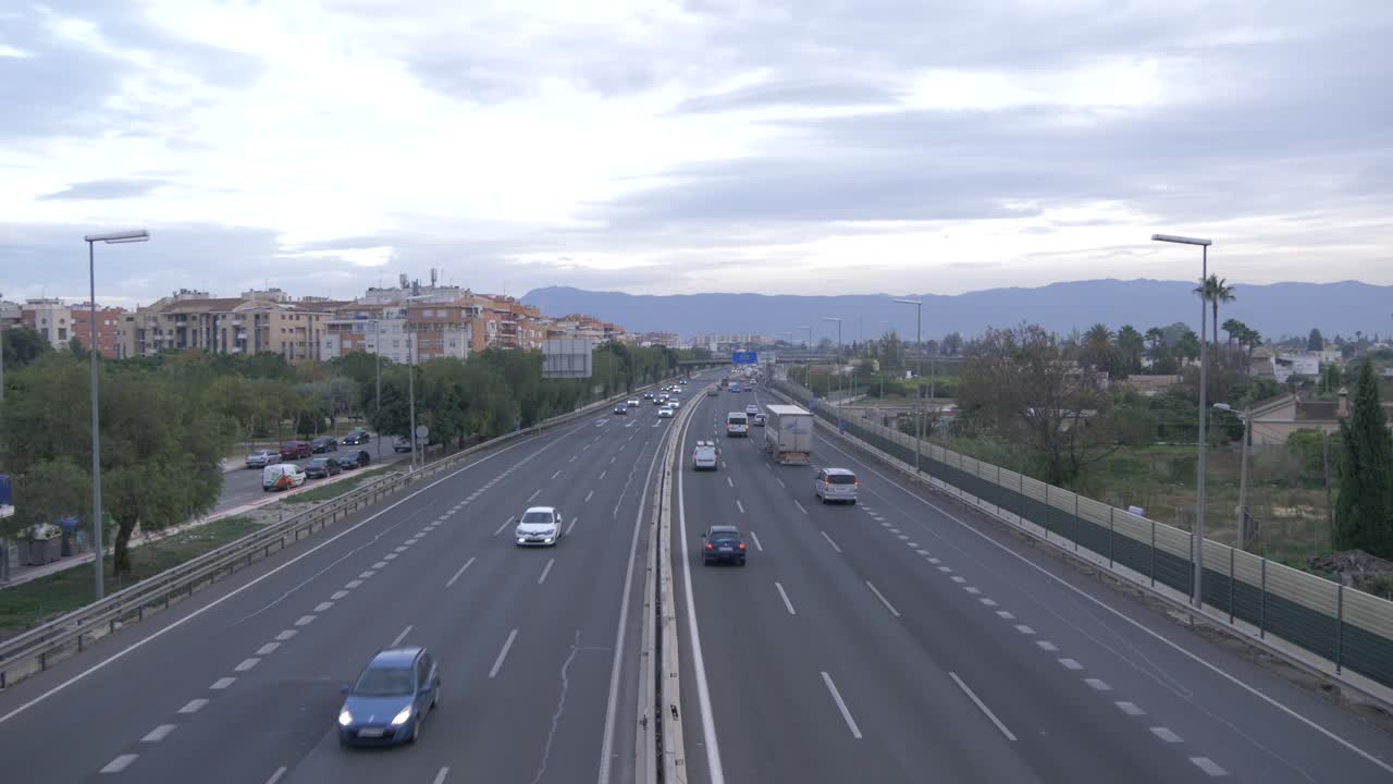 고속도로에서 운전하는 자동차가 슬로우 모션으로 다리를 통과했습니다.