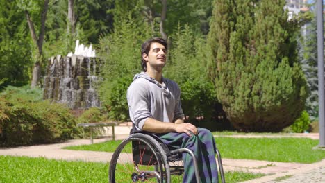 hombre discapacitado en silla de ruedas que pasa tiempo al aire libre.