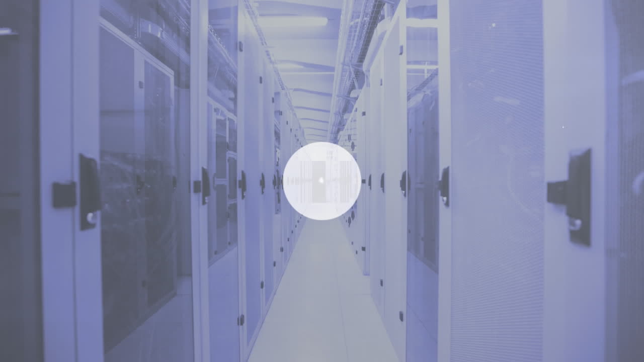 animación de iconos conectados, cambio de números y lenguaje de computadora a través de la sala de servidores.