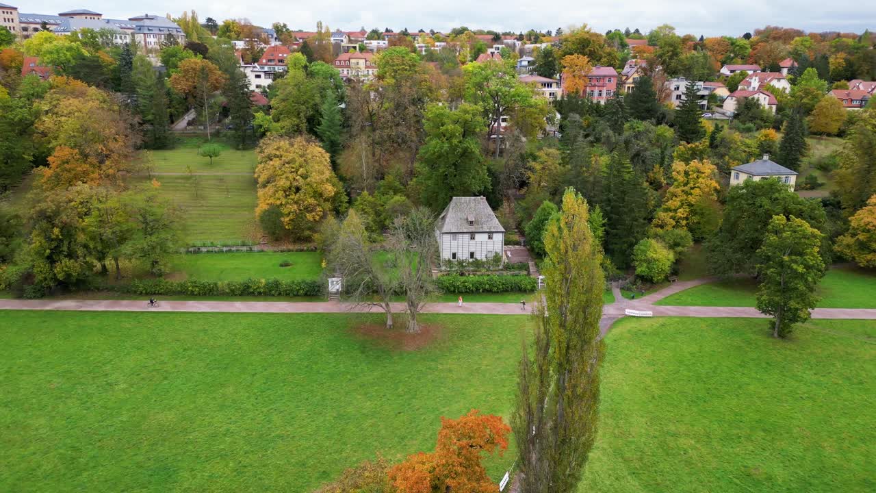 hermosa vista aérea de arriba vuelo weimar jardín casa thuringia parque alemán otoño 23