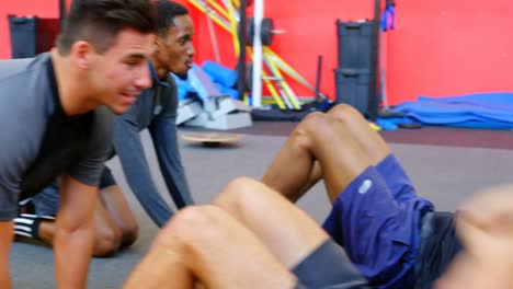 atletas haciendo abdominales en el gimnasio 4k