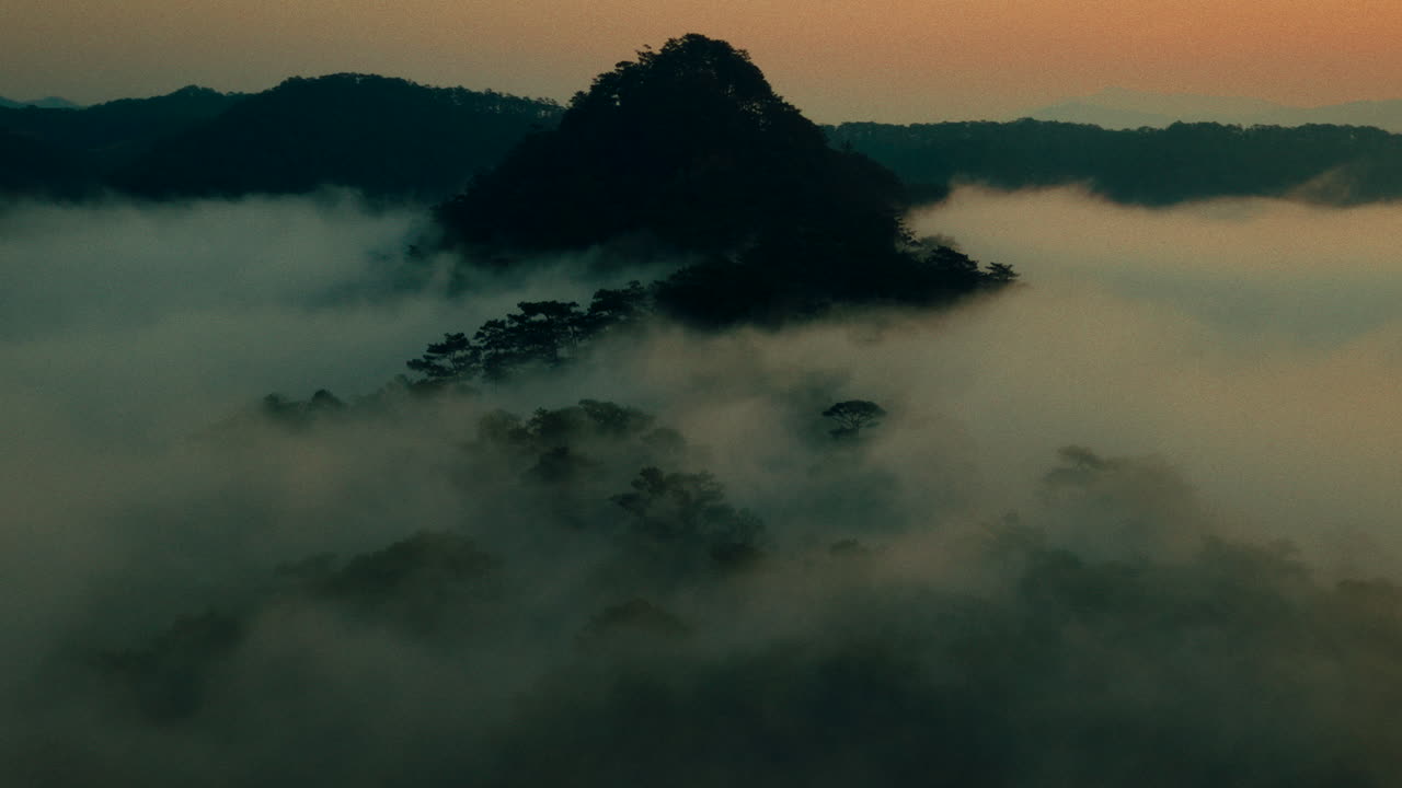 안개 산의 해가 뜨고 해가 지고