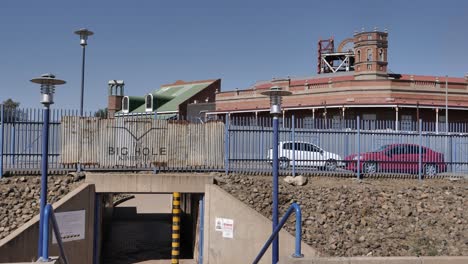el paso subterráneo de la autopista conduce al museo de la mina de kimberley big hole en rsa