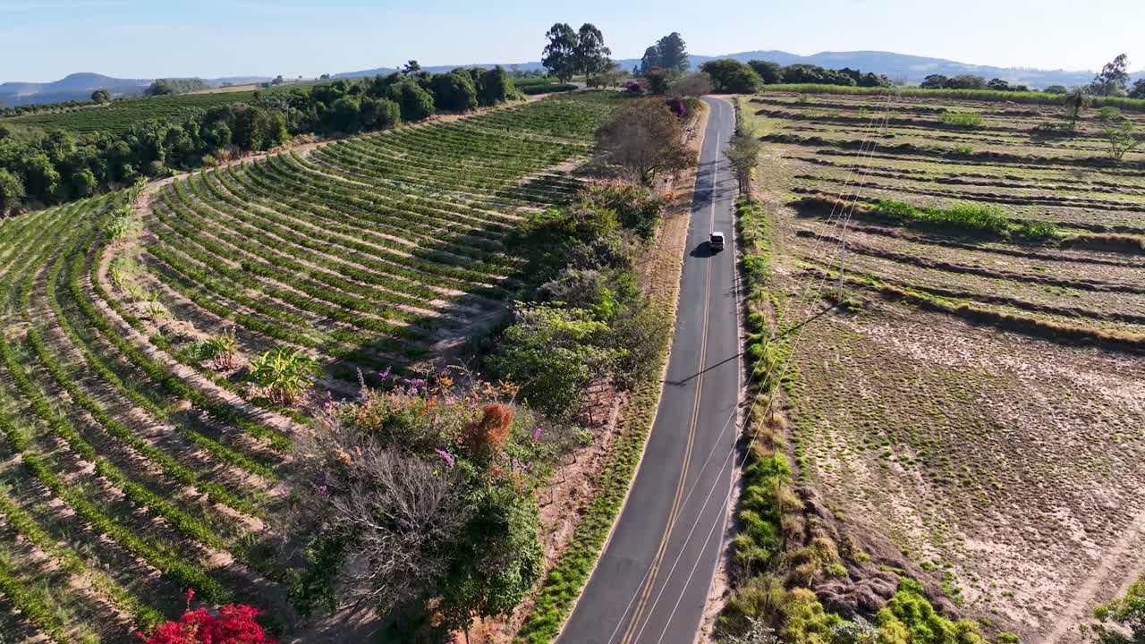Veicolo su una strada deserta in un paesaggio rurale