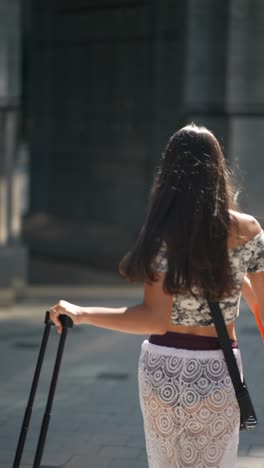 joven viajando por la ciudad