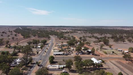 Drohne-Fliegt-über-Eine-Sehr-Kleine-Stadt-Im-Outback-Und-Beginnt-Dann-Mit-Dem-Abstieg