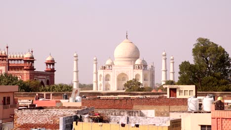 Inclinándose-Hacia-Abajo-Desde-El-Taj-Mahal-Hasta-Casas-Y-Edificios-En-La-Ciudad-De-Agra,-India