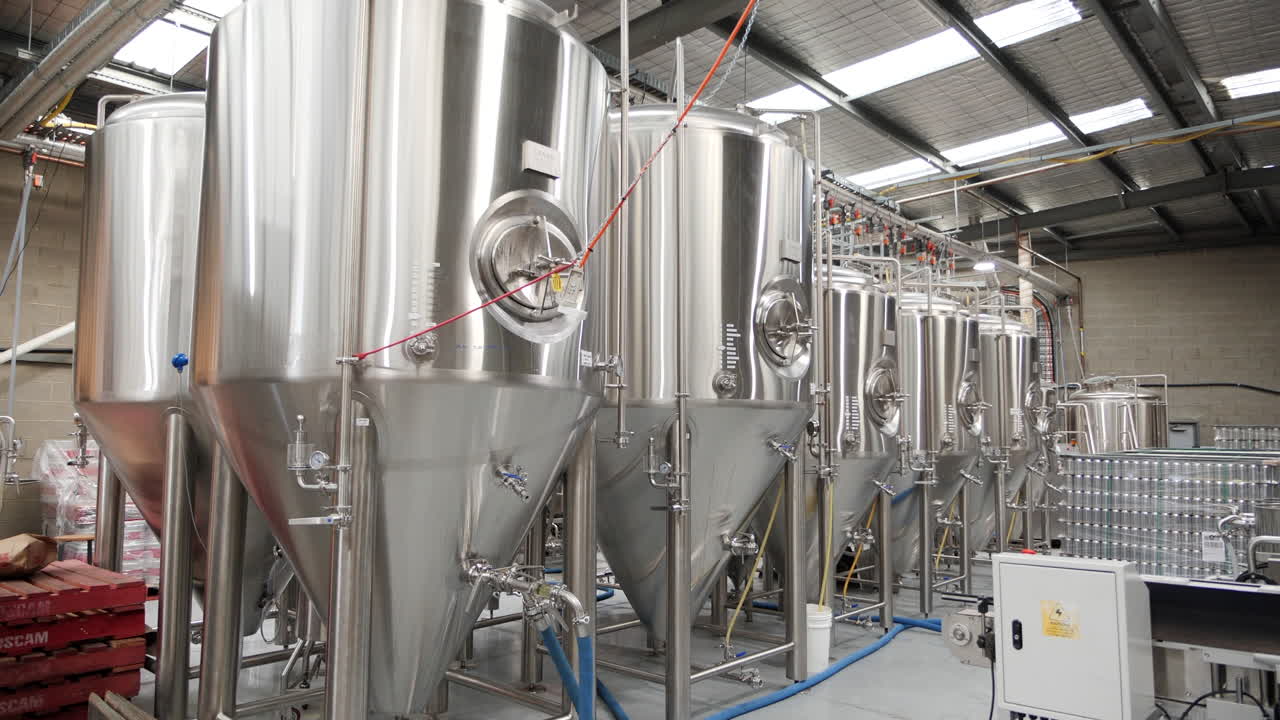 tanques de cerveza en la cervecería