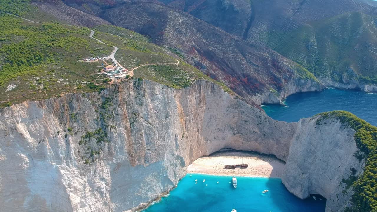 amplia vista aérea de la espectacular playa navagio rodeada de acantilados de piedra caliza y agua color turquesa