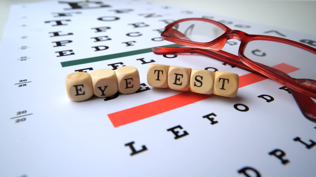 test dei dadi oculari che cadono sull'occhio test con occhiali da lettura