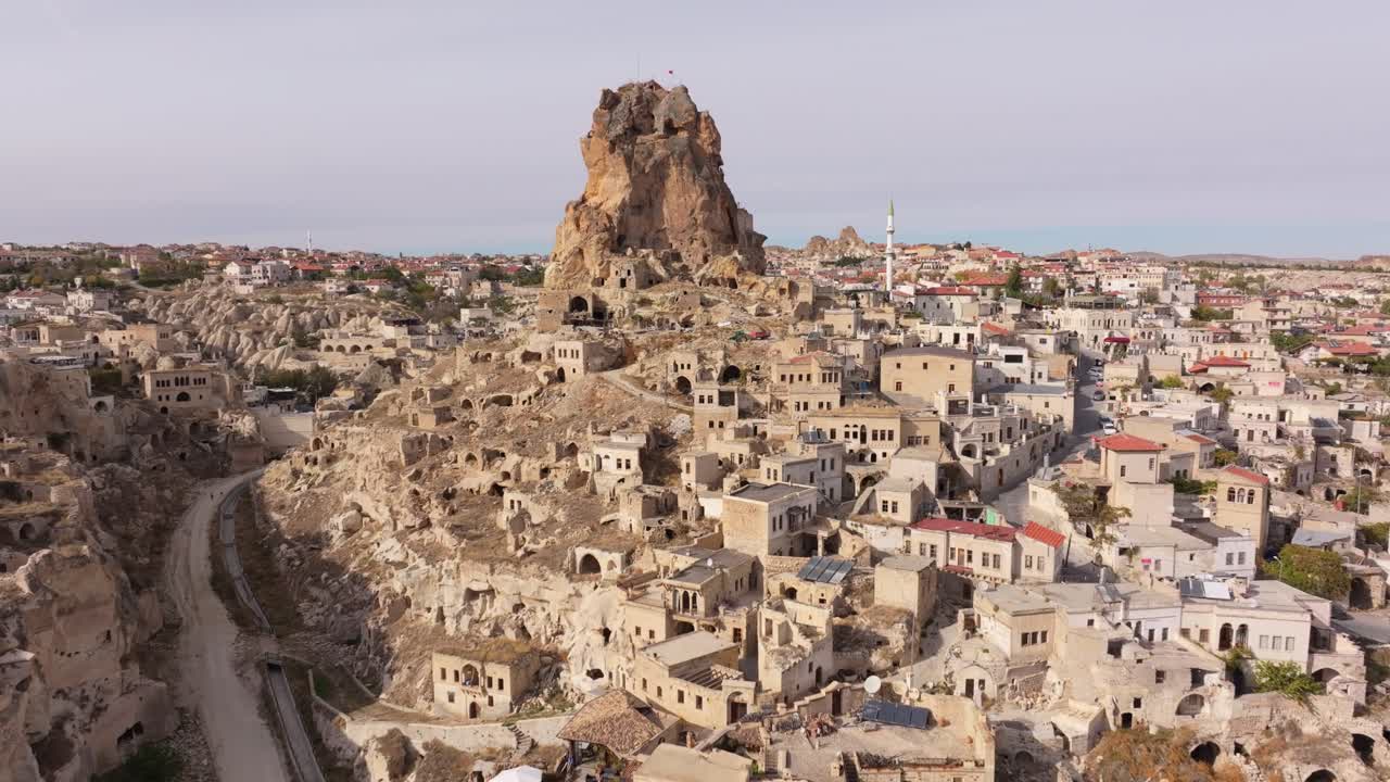 Ortahisar Kalesi ve kasabası çevresindeki kireçtaşı kayalıkların hava görüntüsü.