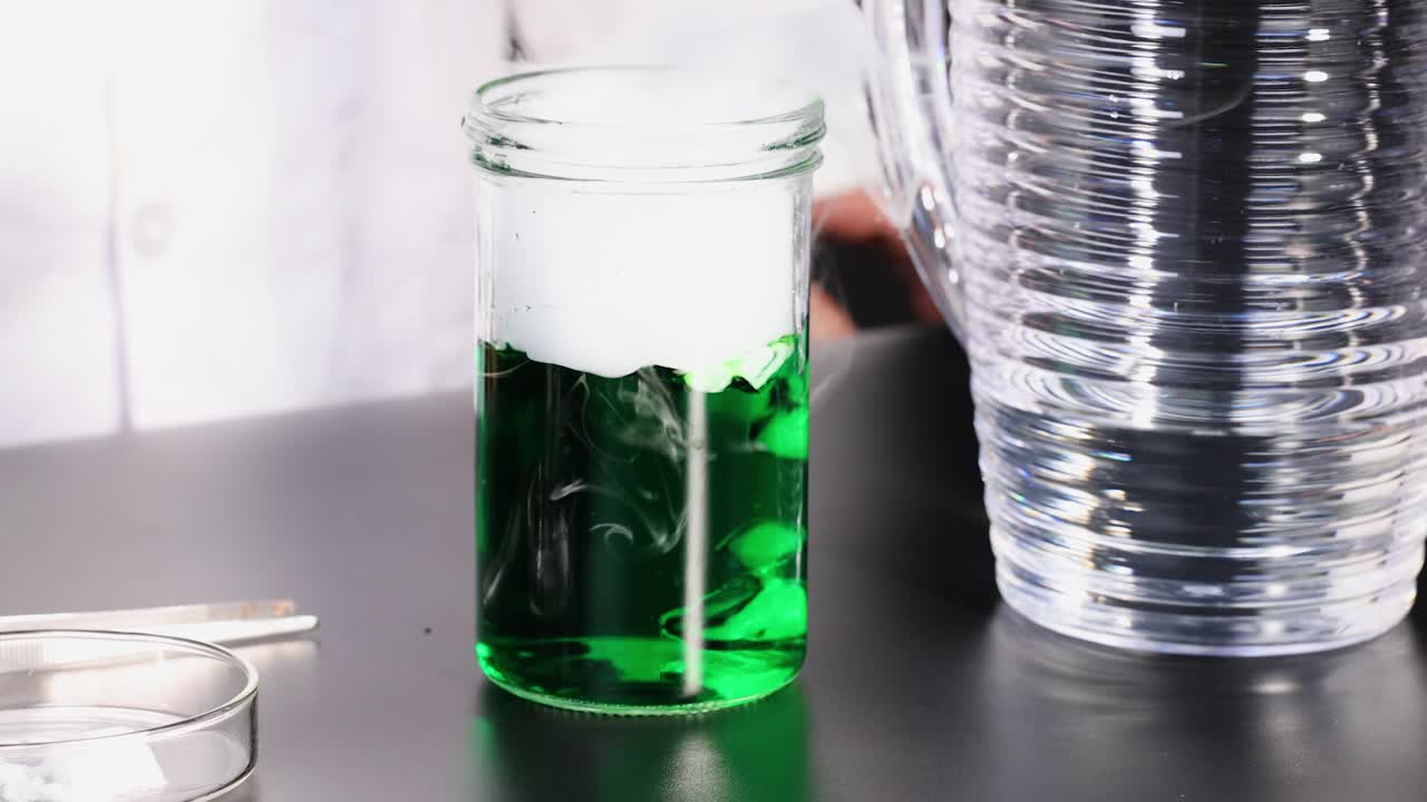 el hielo seco reacciona, produciendo humo y burbujas